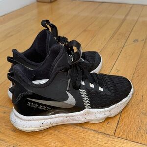 Sz 2.5 Nike Kids Lebron Witness 5 Basketball Shoes
